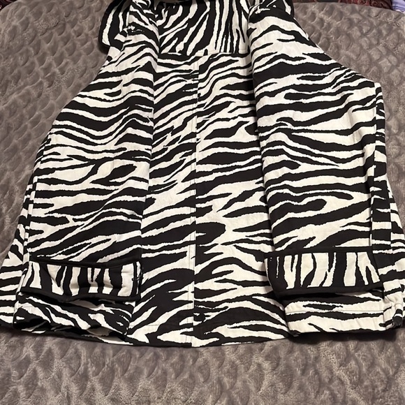 Black and white jacket! Zebra Print - Picture 14 of 14